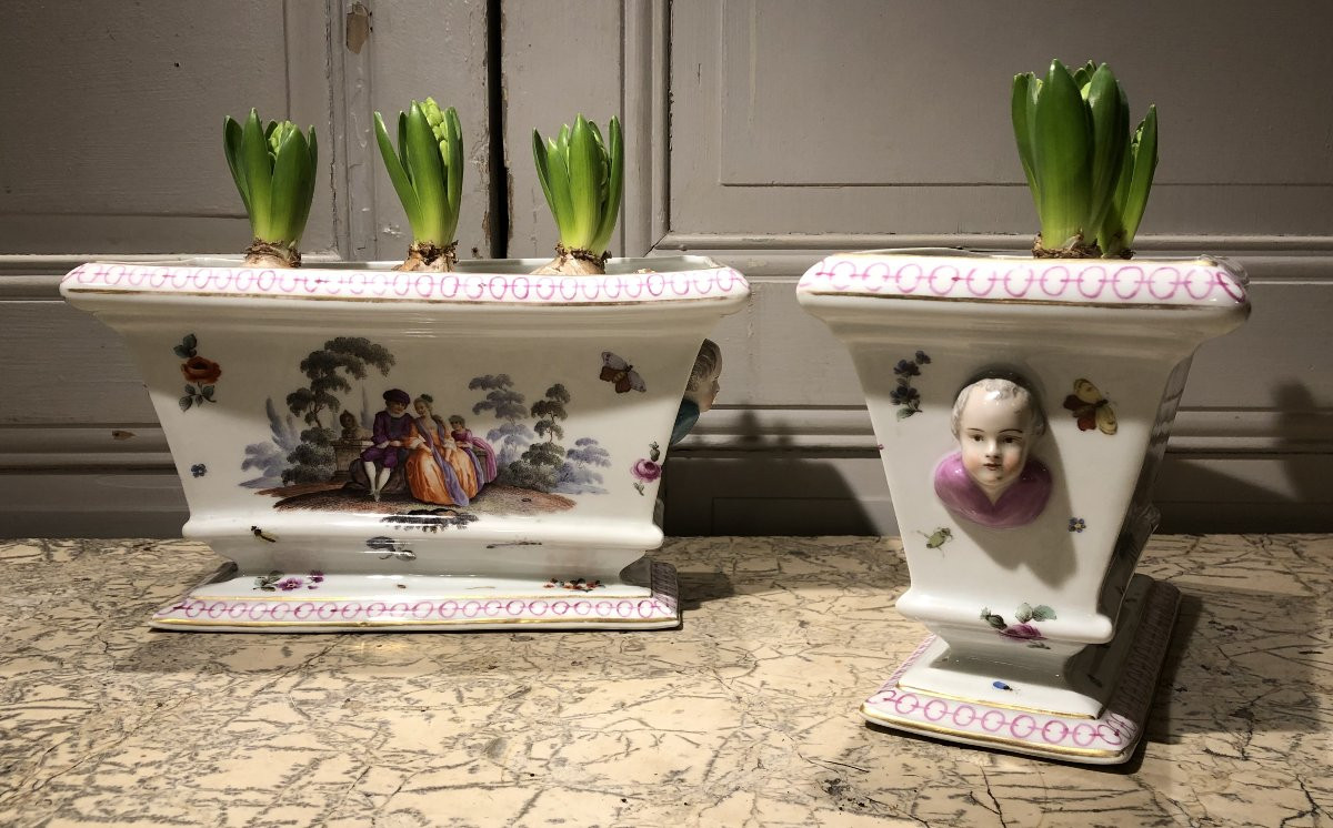 Paire de jardinières "scènes galantes" en porcelaine -photo-3