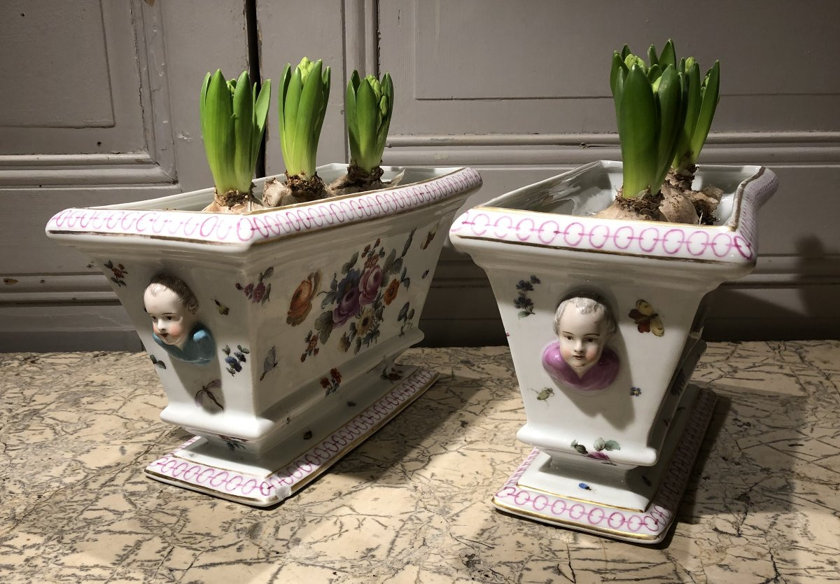 Paire de jardinières "scènes galantes" en porcelaine -photo-4