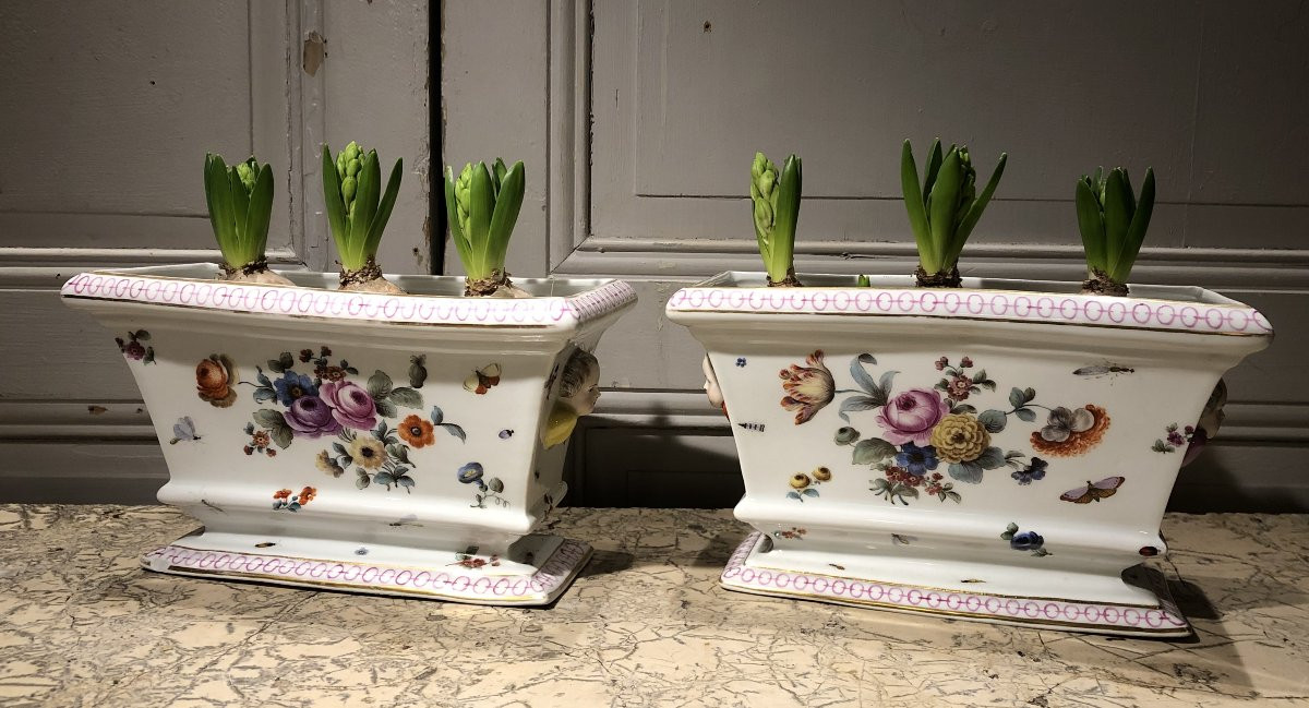 Paire de jardinières "scènes galantes" en porcelaine -photo-1