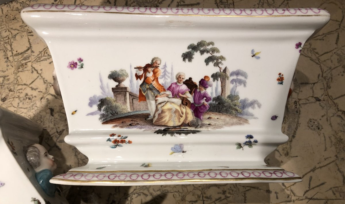 Paire de jardinières "scènes galantes" en porcelaine -photo-4