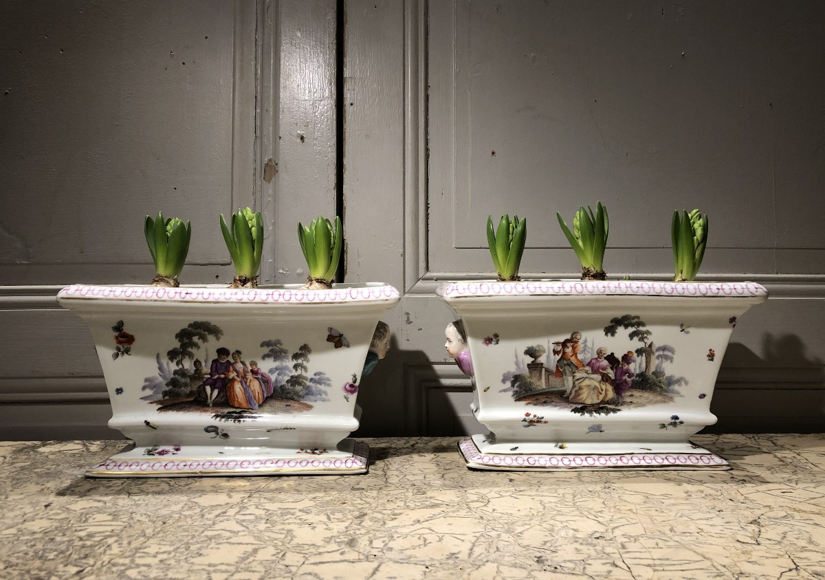 Paire de jardinières "scènes galantes" en porcelaine 