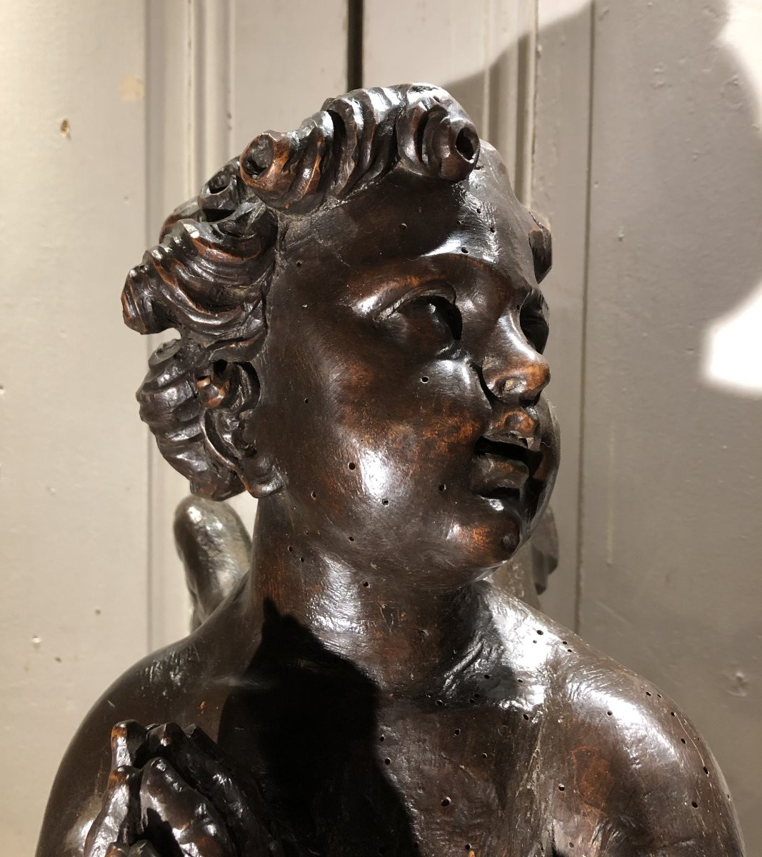 Paire d'anges en bois sculpté et ciré XVIII° siècle -photo-2