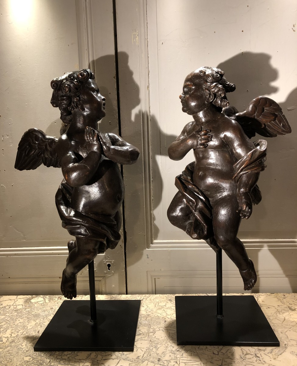 Paire d'anges en bois sculpté et ciré XVIII° siècle 