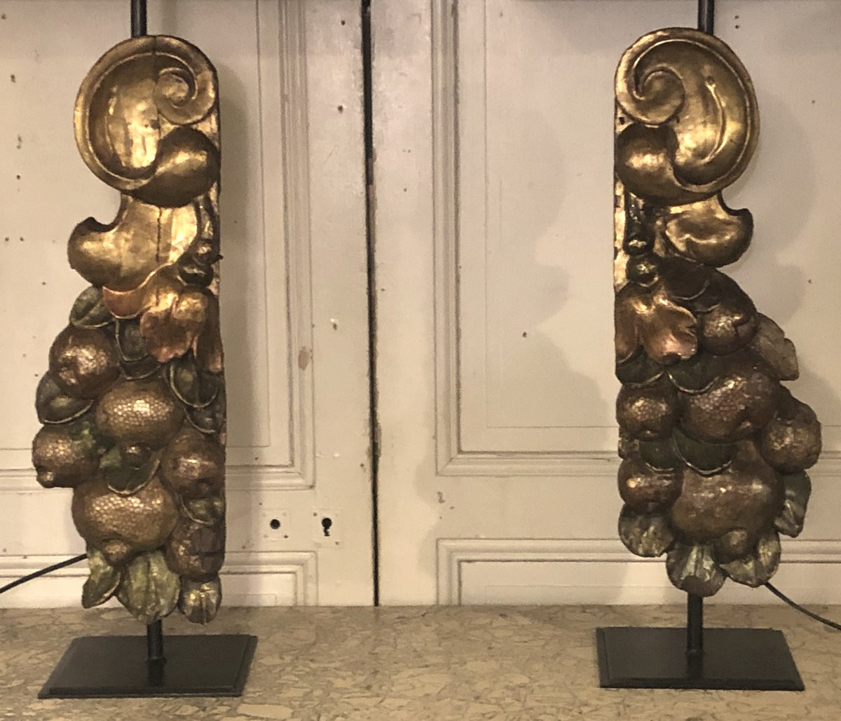 Paire de grandes lampes aux fruits en bois polychrome et doré, XVIII° siècle -photo-2