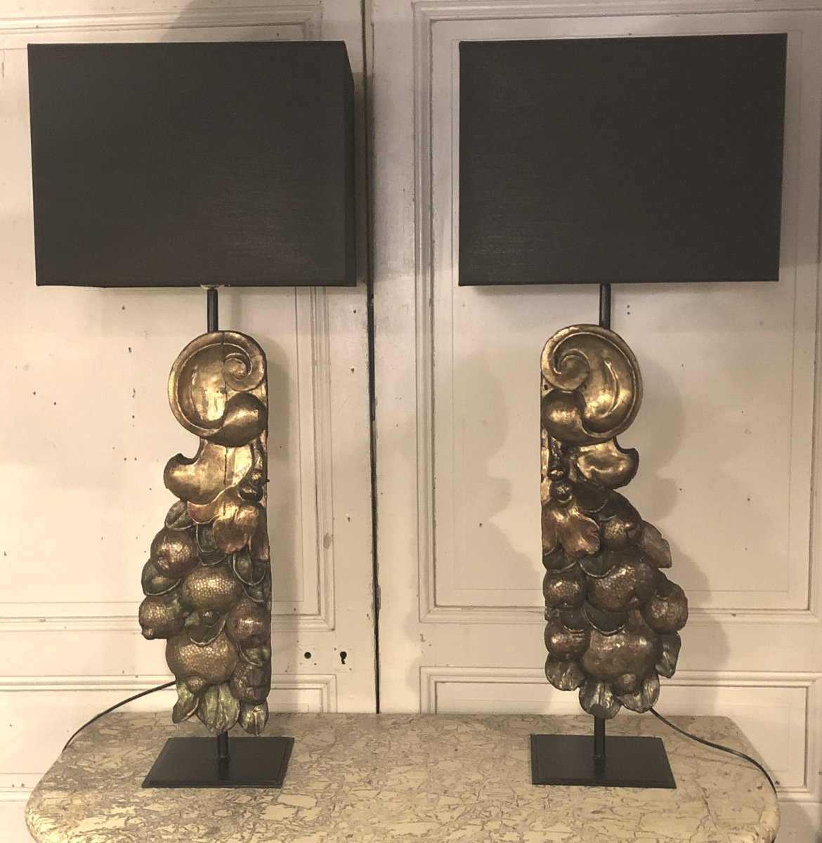 Paire de grandes lampes aux fruits en bois polychrome et doré, XVIII° siècle -photo-3