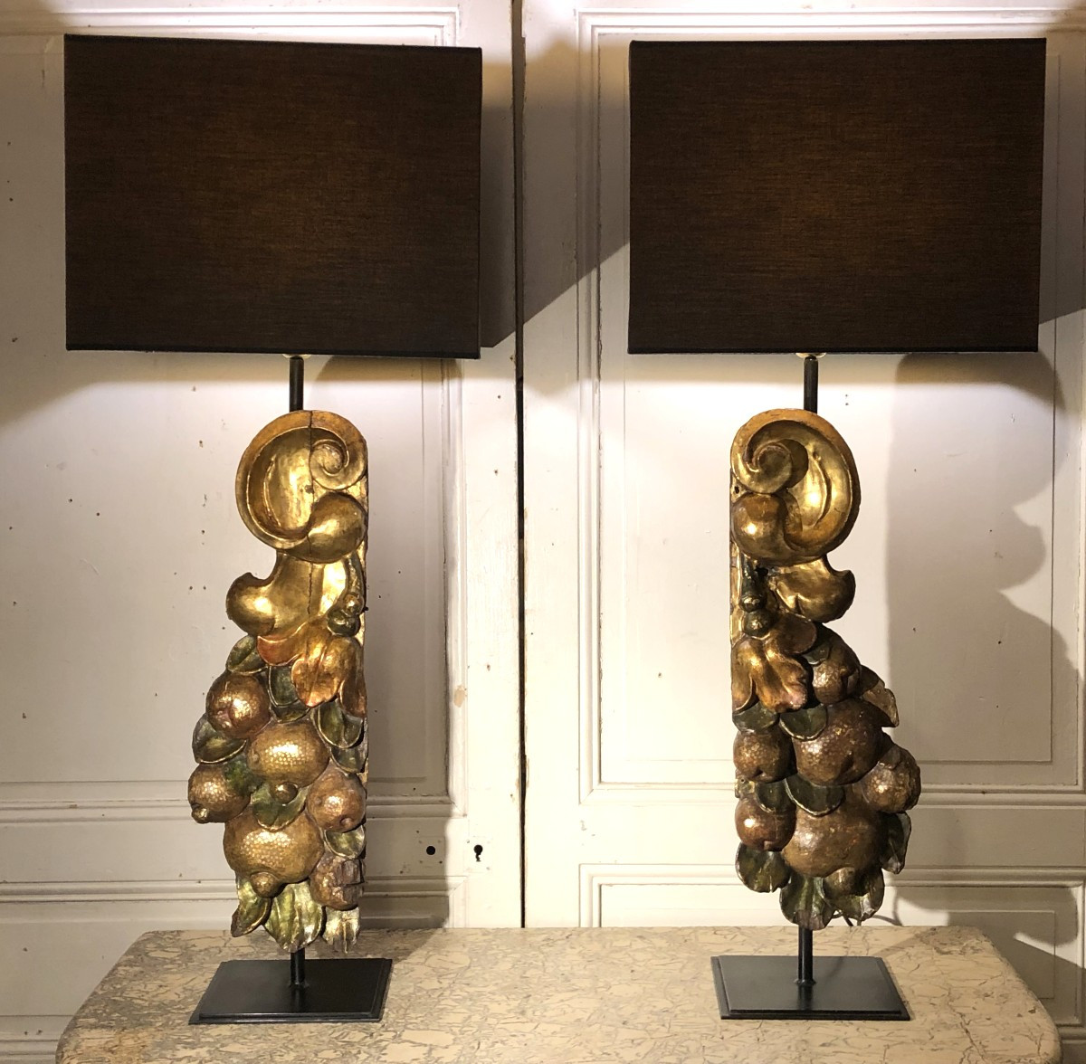 Paire de grandes lampes aux fruits en bois polychrome et doré, XVIII° siècle 