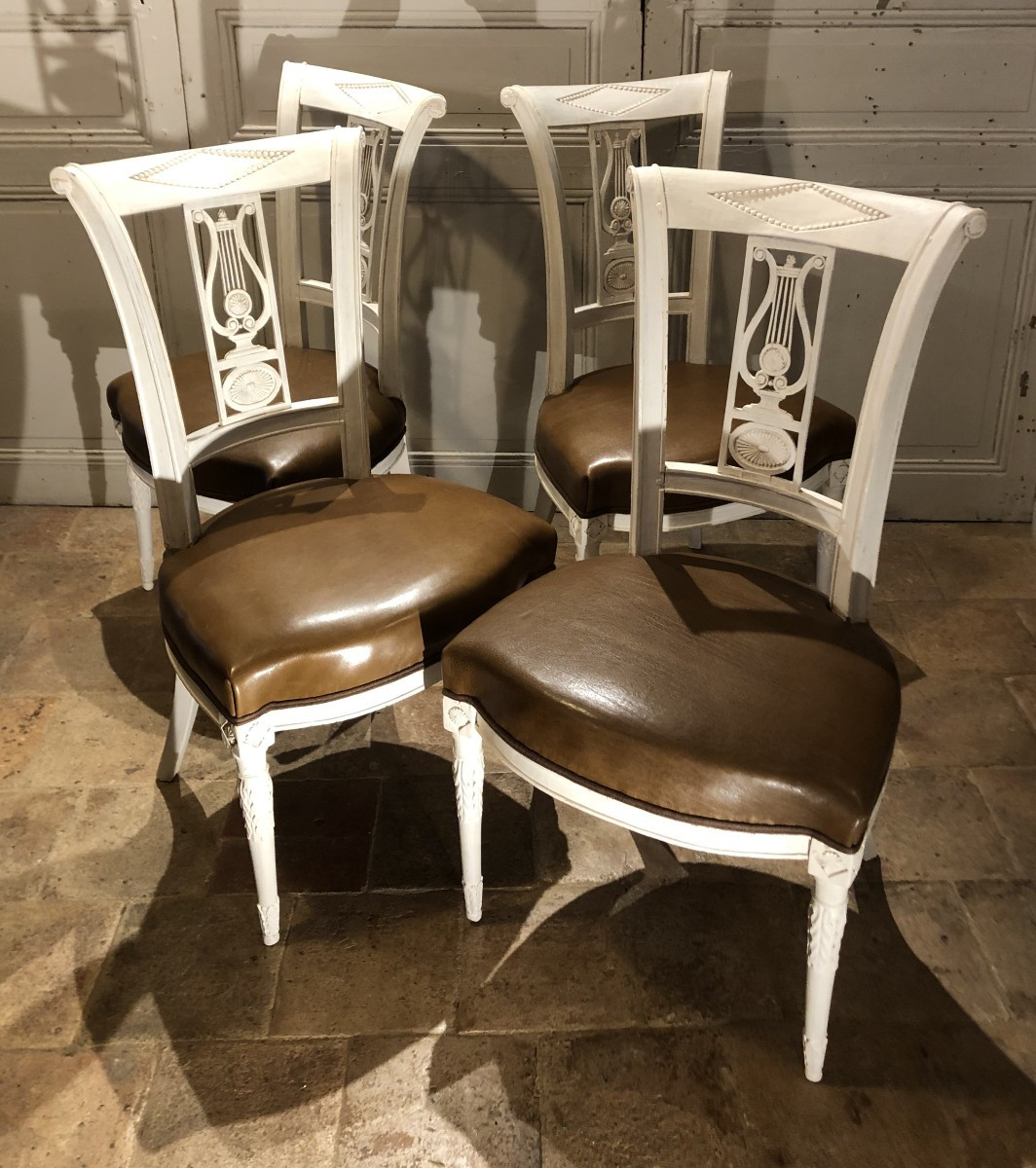 Suite de 4 chaises &agrave; l'&eacute;trusque &agrave; la lyre &eacute;poque Directoire 