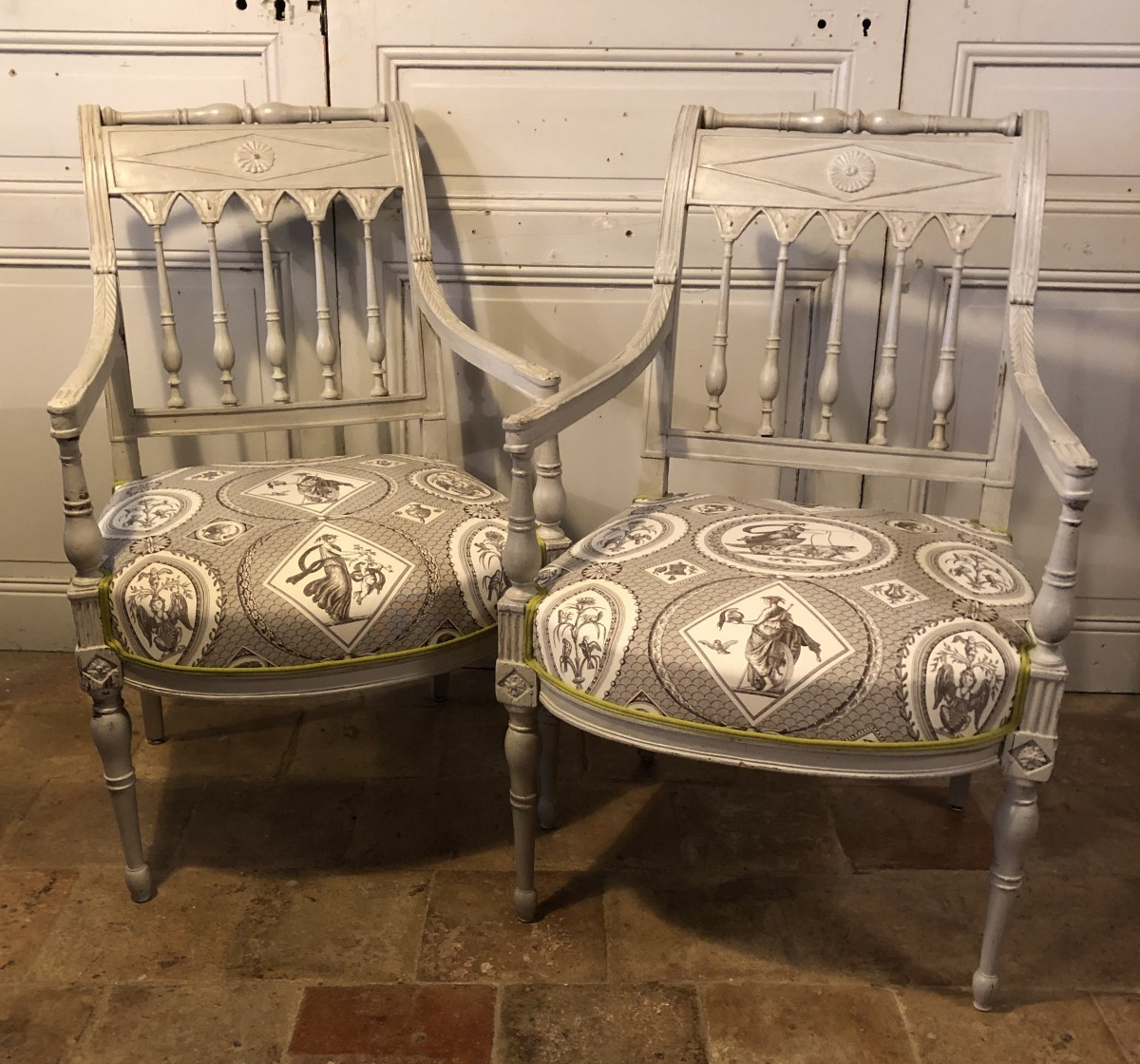 Paire De Fauteuils Directoire En Bois Peint XVIII° Siècle