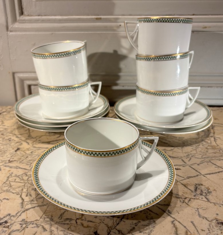 Suite de six tasses à thé  Art-déco en porcelaine de Limoges 