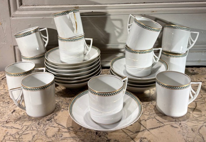 Suite de douze  tasses à café  Art-déco en porcelaine de Limoges 