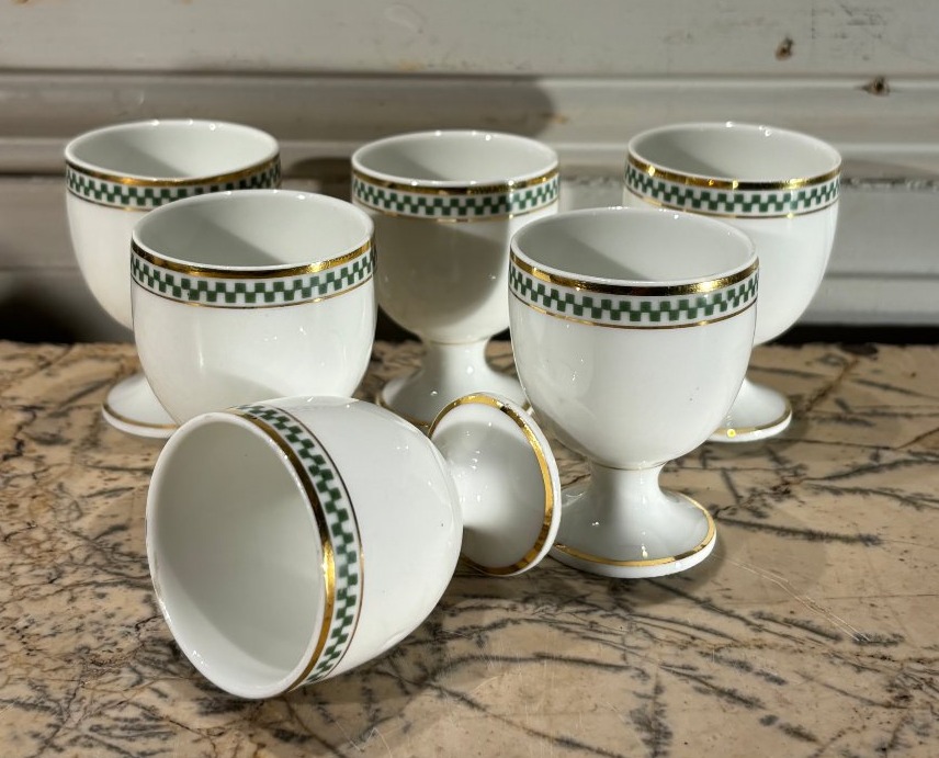 Suite de six coquetiers Art-d&eacute;co en porcelaine de Limoges 