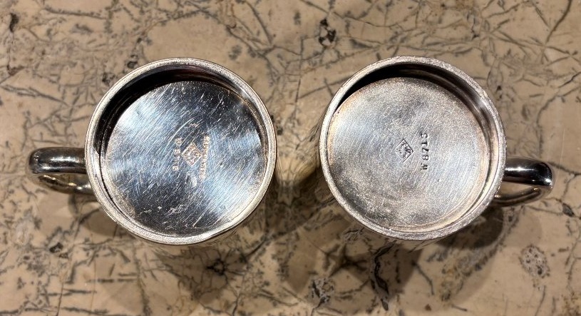 Paire de chopes pinte à bière anglaise en métal argenté vers 1900-photo-4