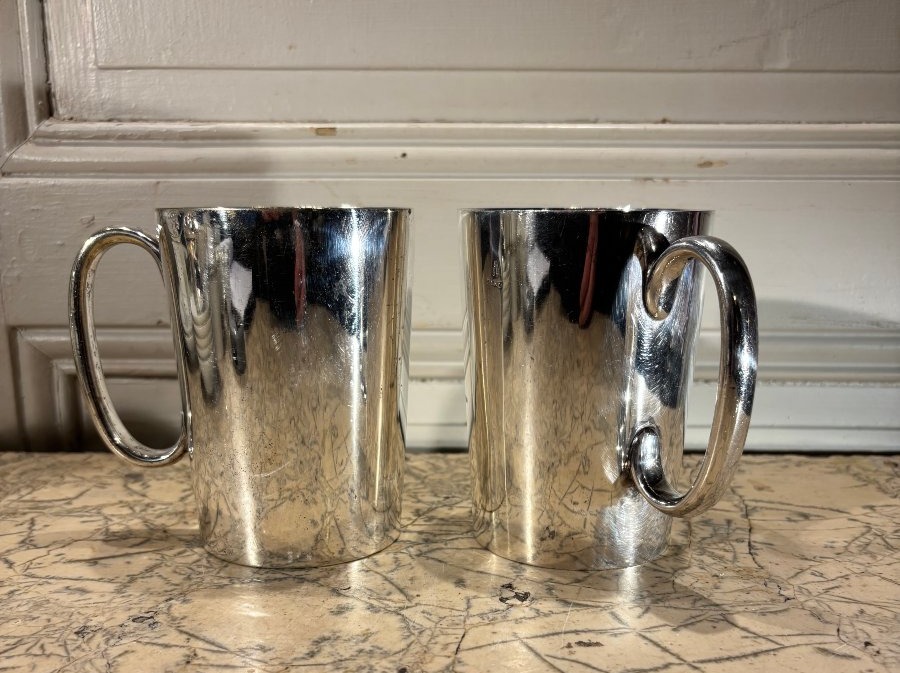 Paire de chopes pinte à bière anglaise en métal argenté vers 1900