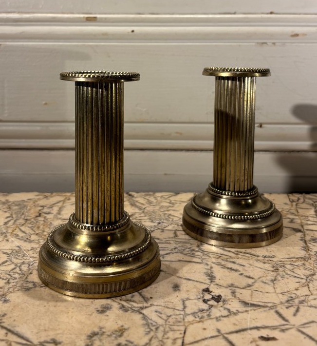 Paire de bougeoirs de toilette style Louis XVI en métal argenté 