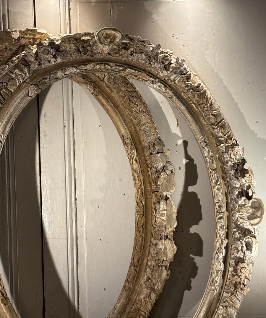 Pair Of Large Louis XIV-style Frames With Carved Oak Medallions -photo-2