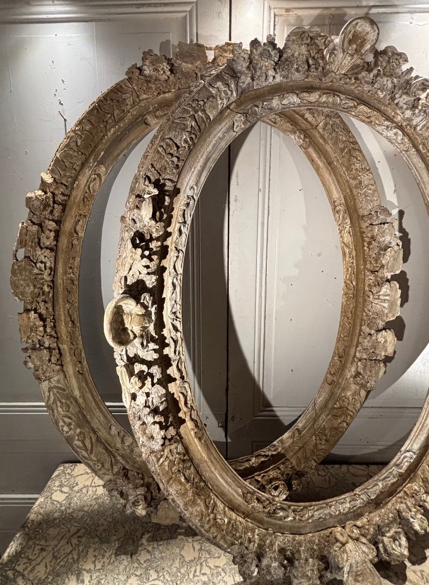 Pair Of Large Louis XIV-style Frames With Carved Oak Medallions -photo-5
