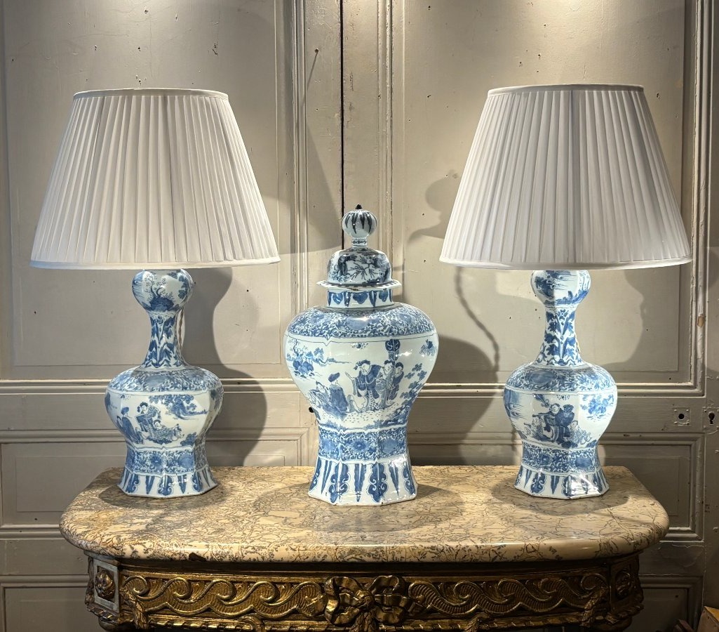 Importante garniture en fa&iuml;ence de Delft XVIII&deg; si&egrave;cle 