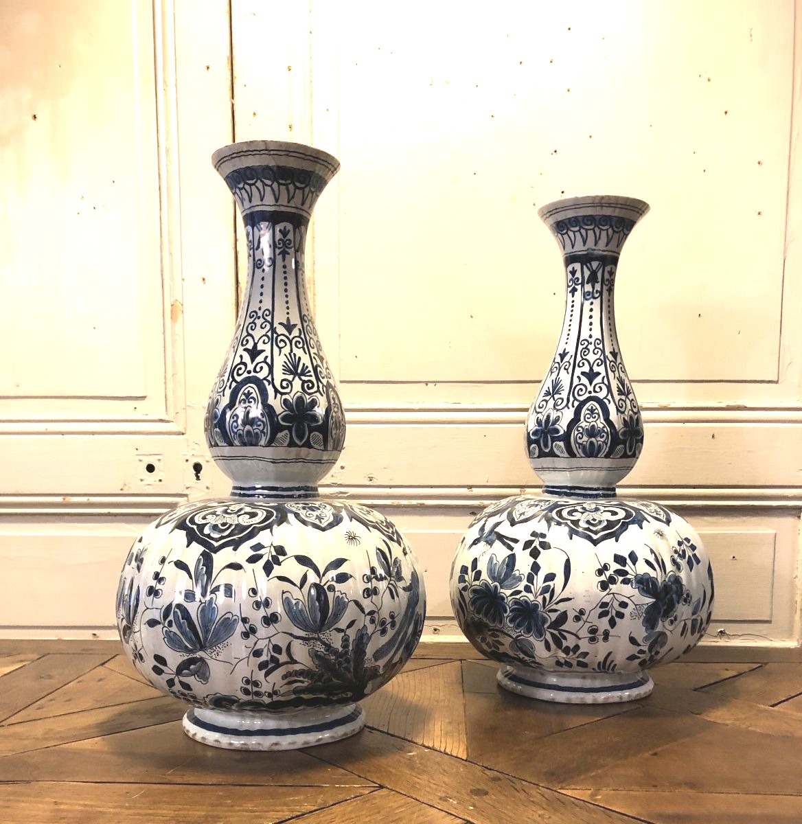 Paire de grands vases bouteille Delft blanc bleu-photo-4