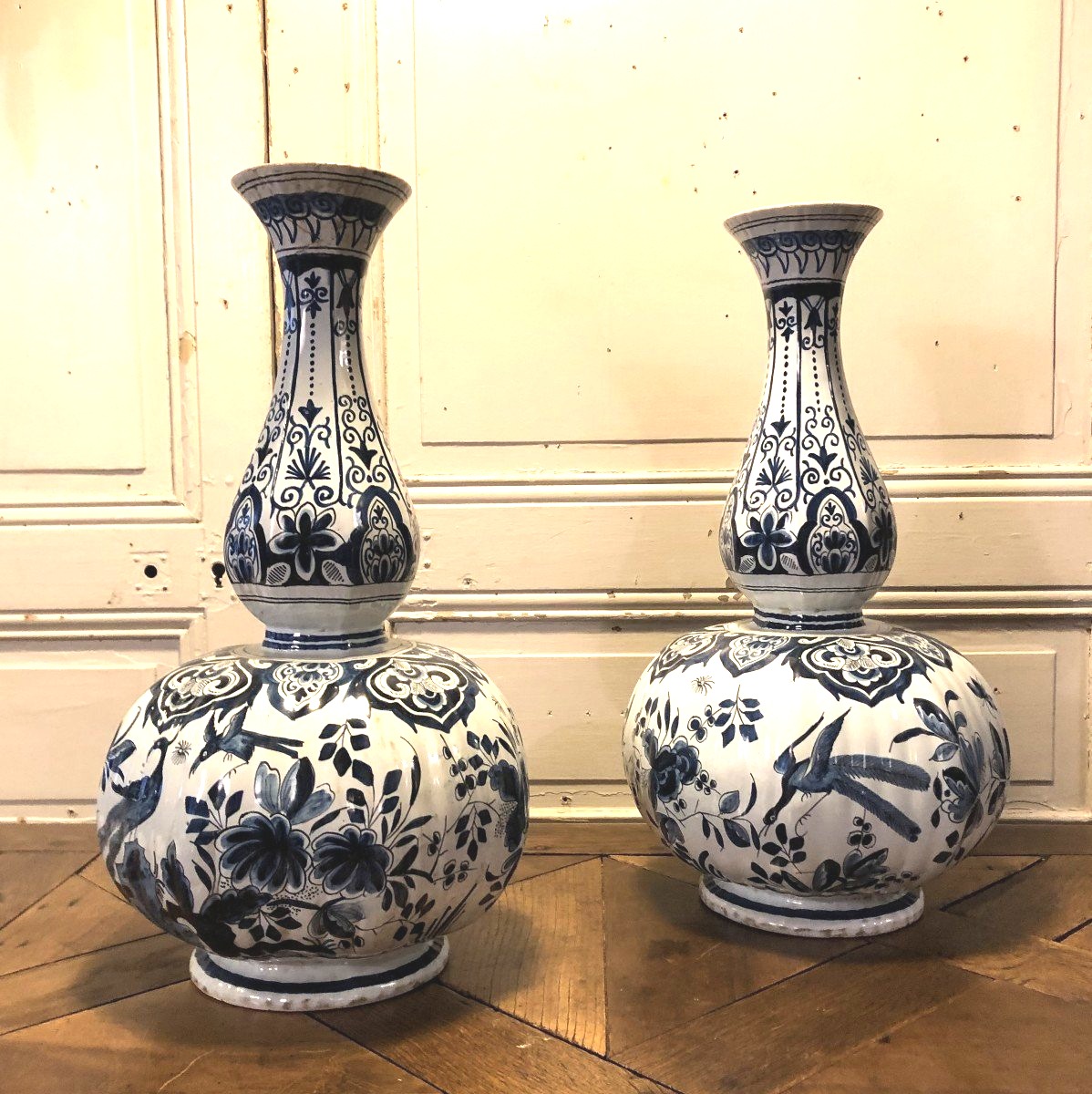 Paire de grands vases bouteille Delft blanc bleu