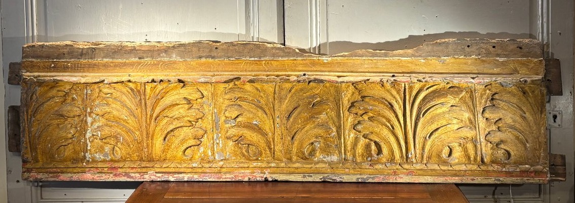 Grand panneau de boiserie en bois sculpté et peint à motif de feuilles XVIIIe siècle L 152 cm