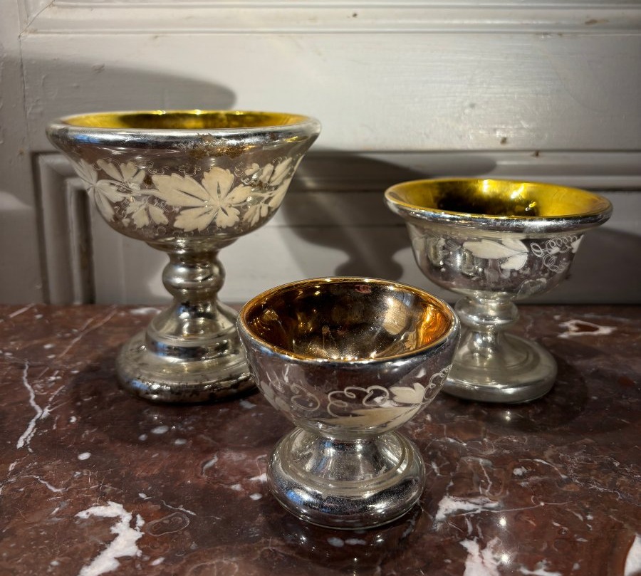 Trois coupes en verre mercurisé et doré à piédouche  XIX° siècle 