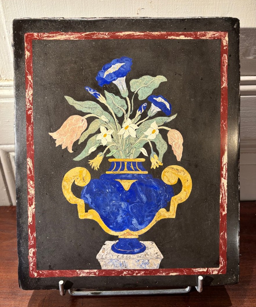 Plaque en scagliola à décor d’un vase fleuri à l'antique, Italie, fin XVIIIe / début XIXe