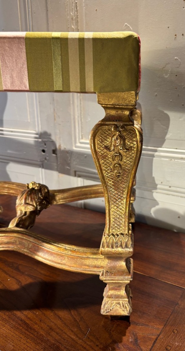 Tabouret de style Louis XIV en bois dor&eacute; -photo-1