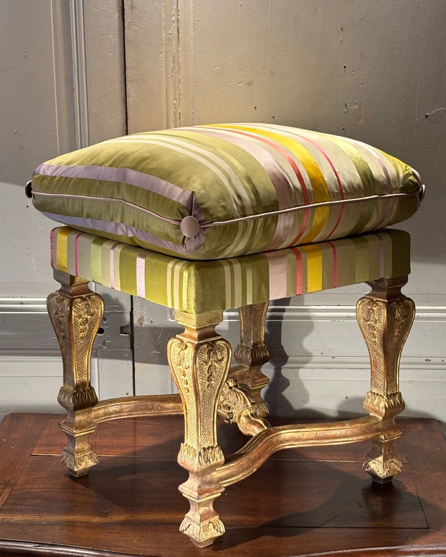 Tabouret de style Louis XIV en bois dor&eacute; 