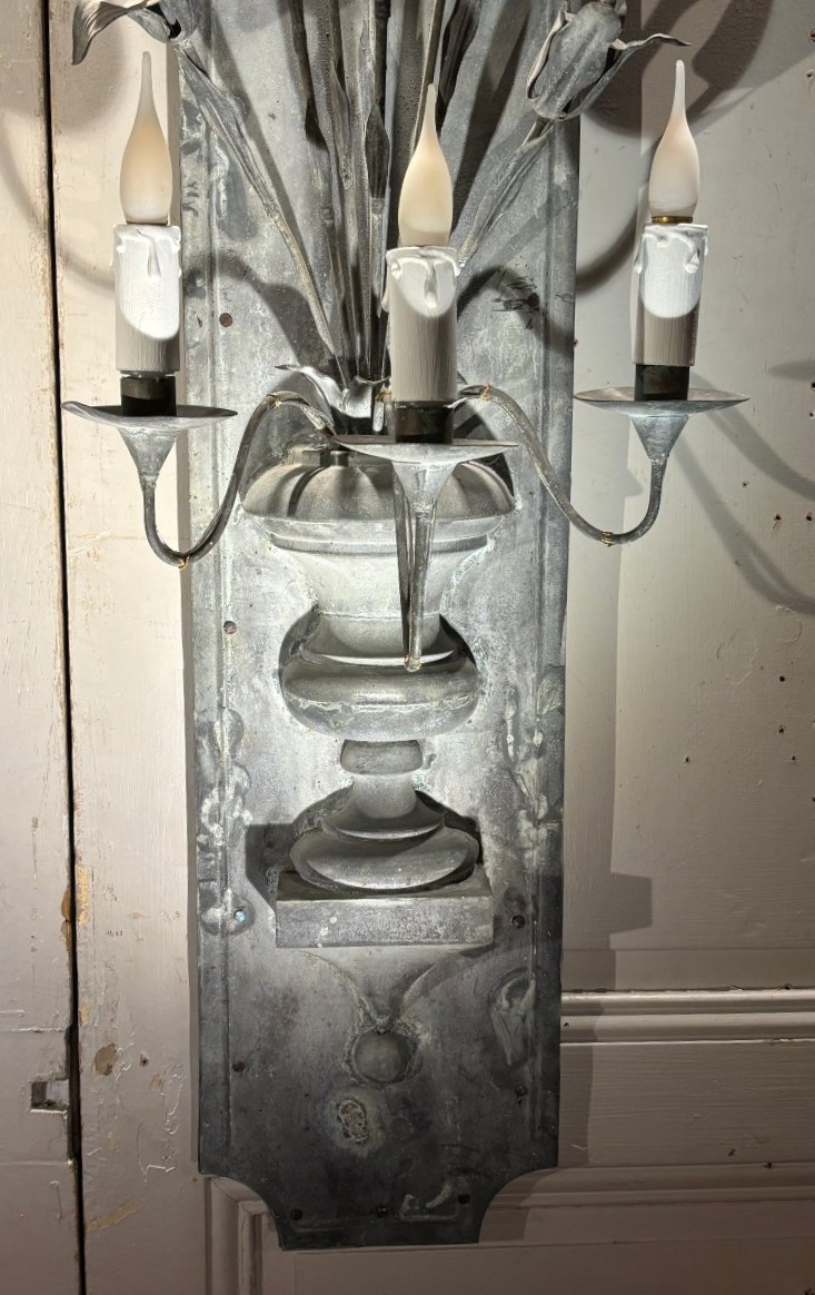 Paire de grandes appliques aux lys et vases Médicis en zinc XIX° siècle -photo-2