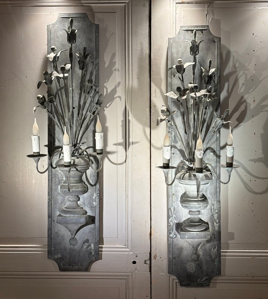 Paire de grandes appliques aux lys et vases Médicis en zinc XIX° siècle 