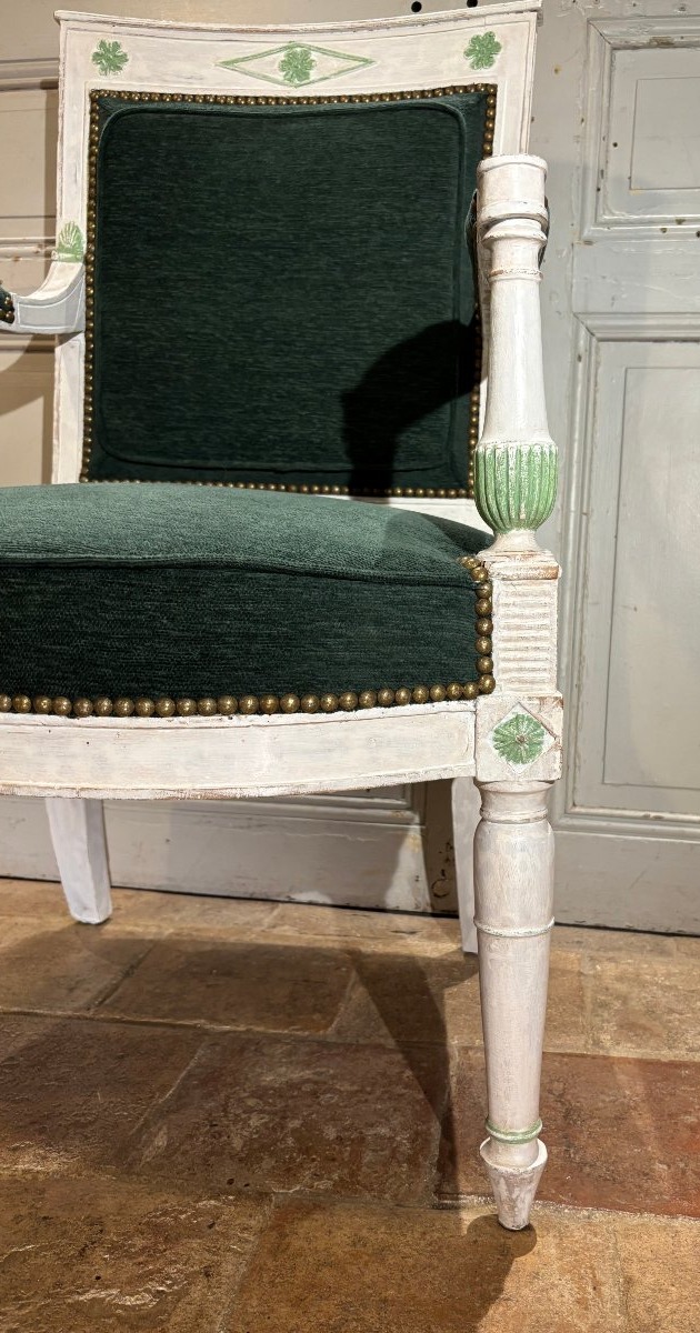 Paire de fauteuils d'époque Directoire en bois laqué blanc et rechampi vert fin XVIII° siècle -photo-1