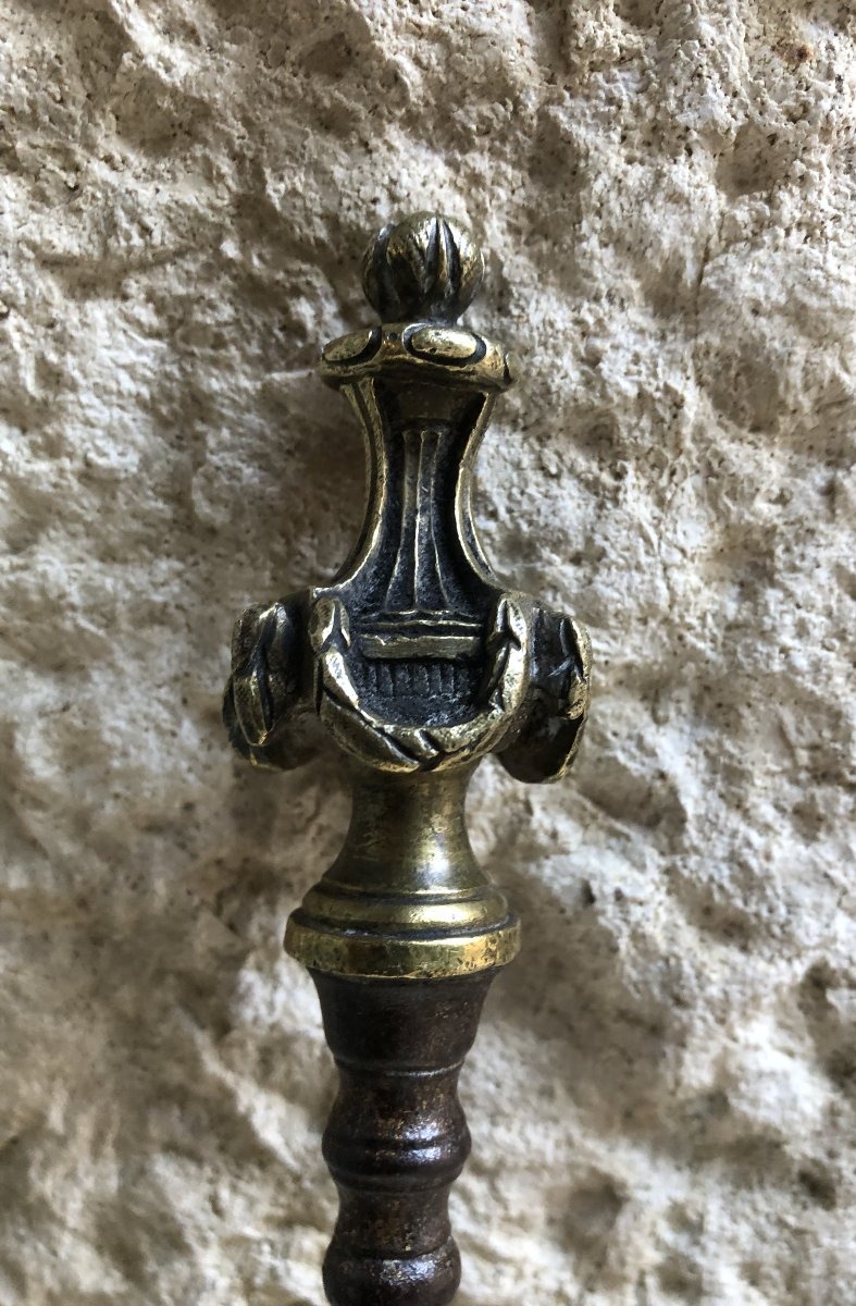 Tisonnier de style Louis XVI en bronze et fer forgé XVIII° siècle-photo-2
