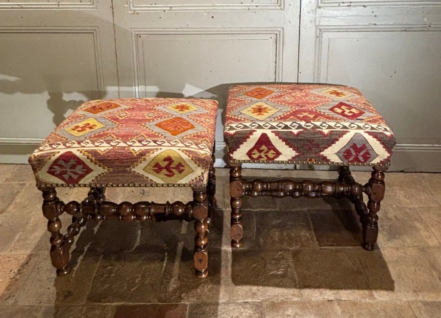 Paire de tabourets Louis XIV en noyer et kilims anciens-photo-2
