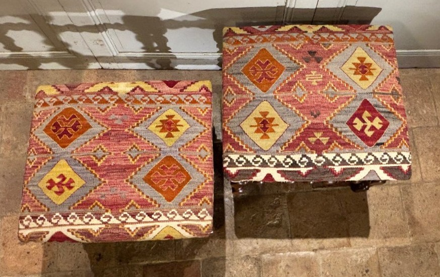 Paire de tabourets Louis XIV en noyer et kilims anciens-photo-4
