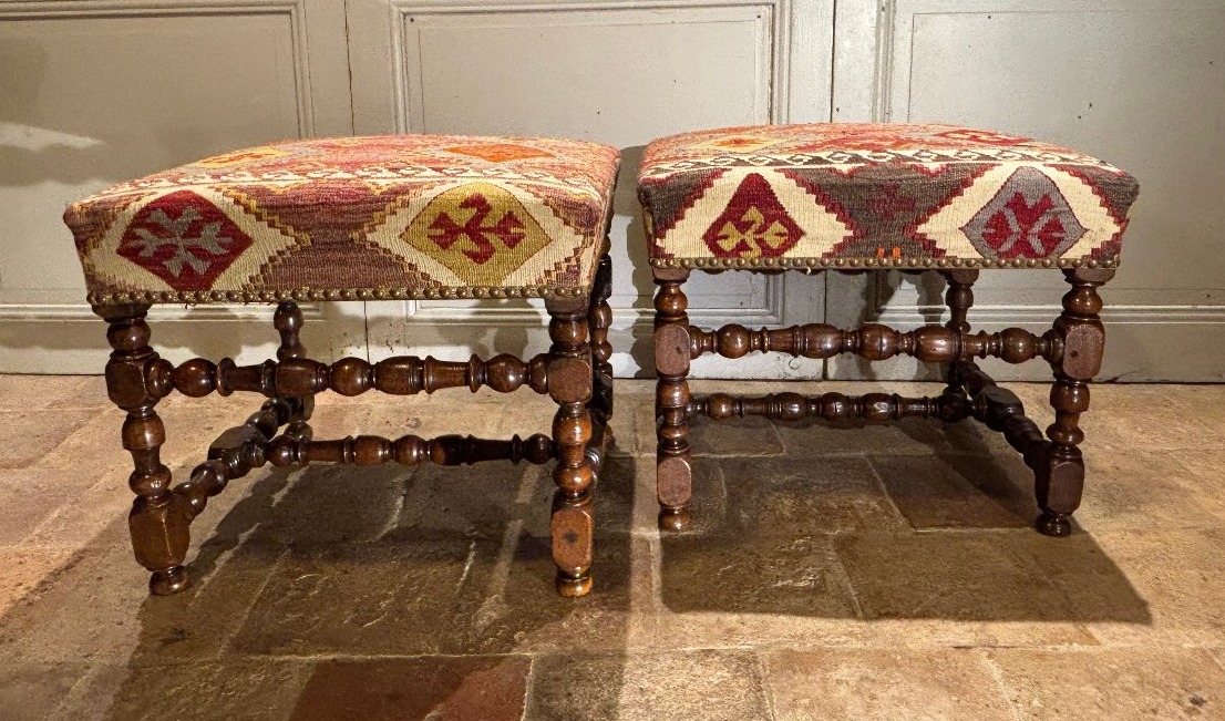 Paire de tabourets Louis XIV en noyer et kilims anciens-photo-1