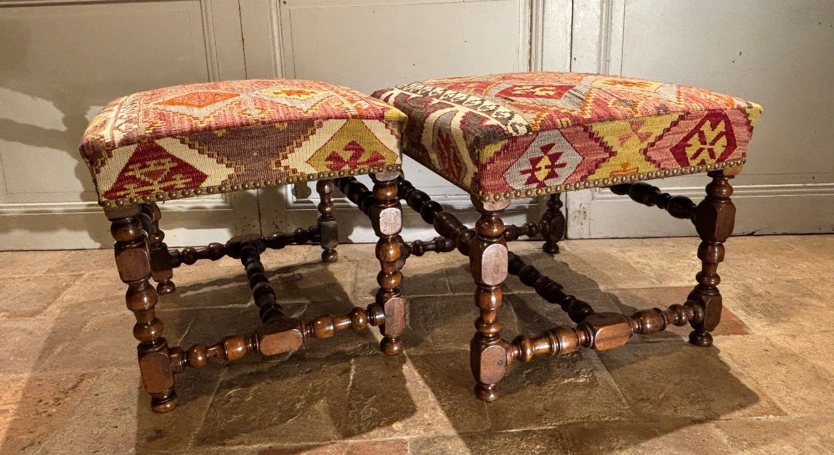 Paire de tabourets Louis XIV en noyer et kilims anciens-photo-3