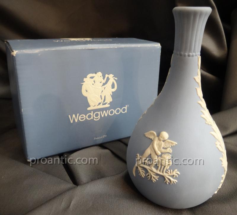 Vase En Porcelaine De Wedgwood