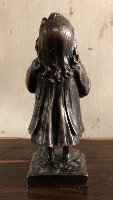 Jeune fille "A Guignol" en bronze patiné vers 1900-photo-3