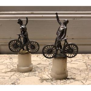 couple de cyclistes en métal argenté et doré vers 1900