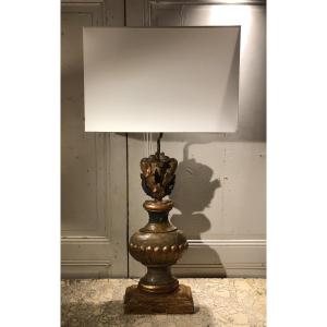 Vase fleuri en bois sculpt&eacute; dor&eacute; et polychrome XVIII&deg; si&egrave;cle mont&eacute;e en lampe 