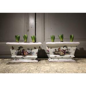 Paire de jardinières "scènes galantes" en porcelaine 