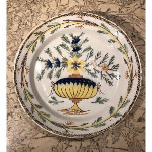 Round Earthenware Dish Decorated With A Godronné Vase 18th Century