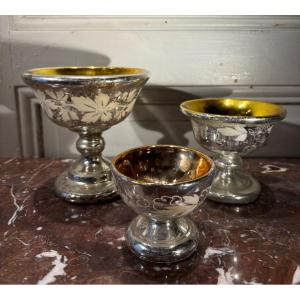Trois coupes en verre mercurisé et doré à piédouche  XIX° siècle 