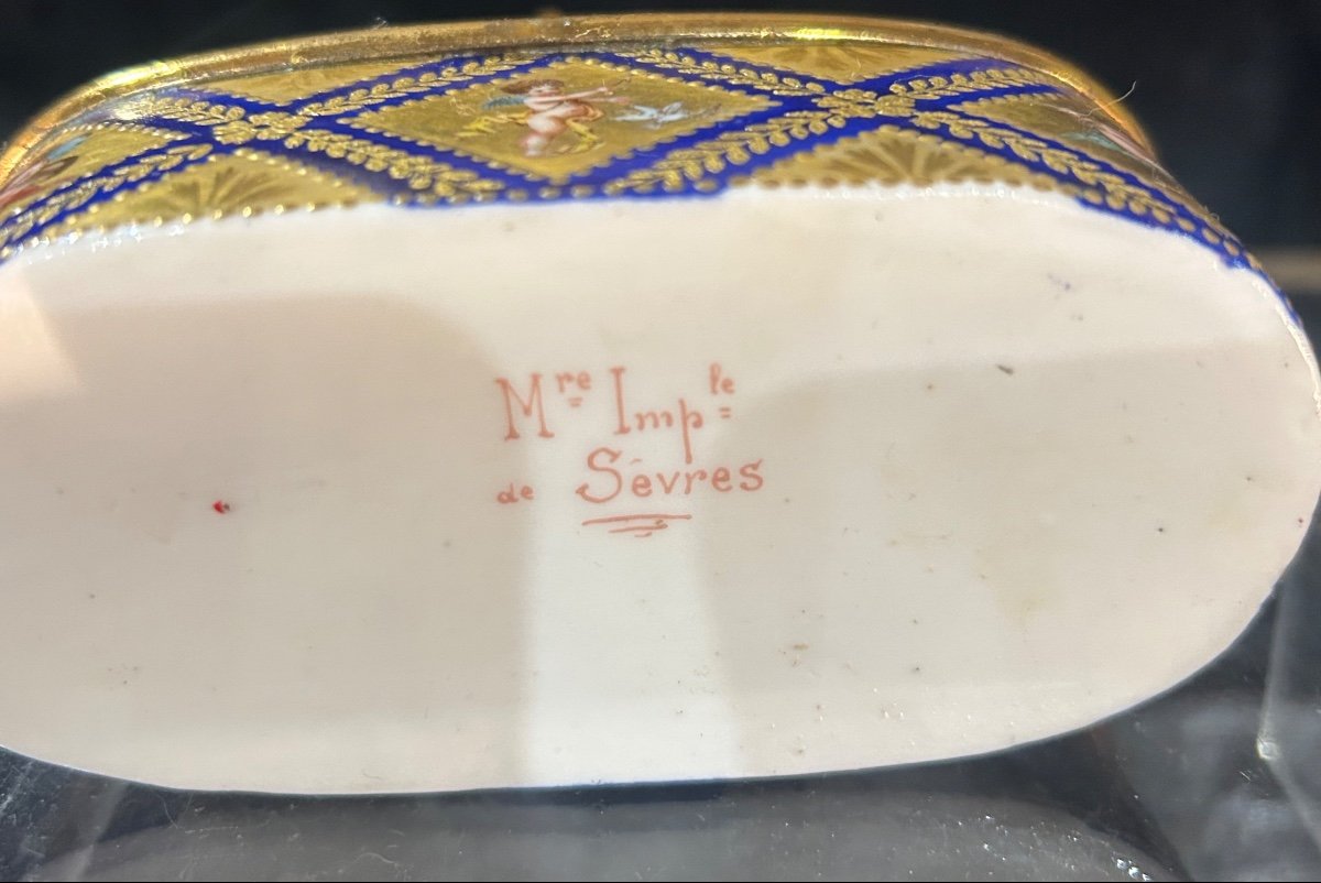 Boîte En Porcelaine Décor De « putti » Anges Sur Feuilles D’or Signature « Mre Imp Sevres »-photo-1