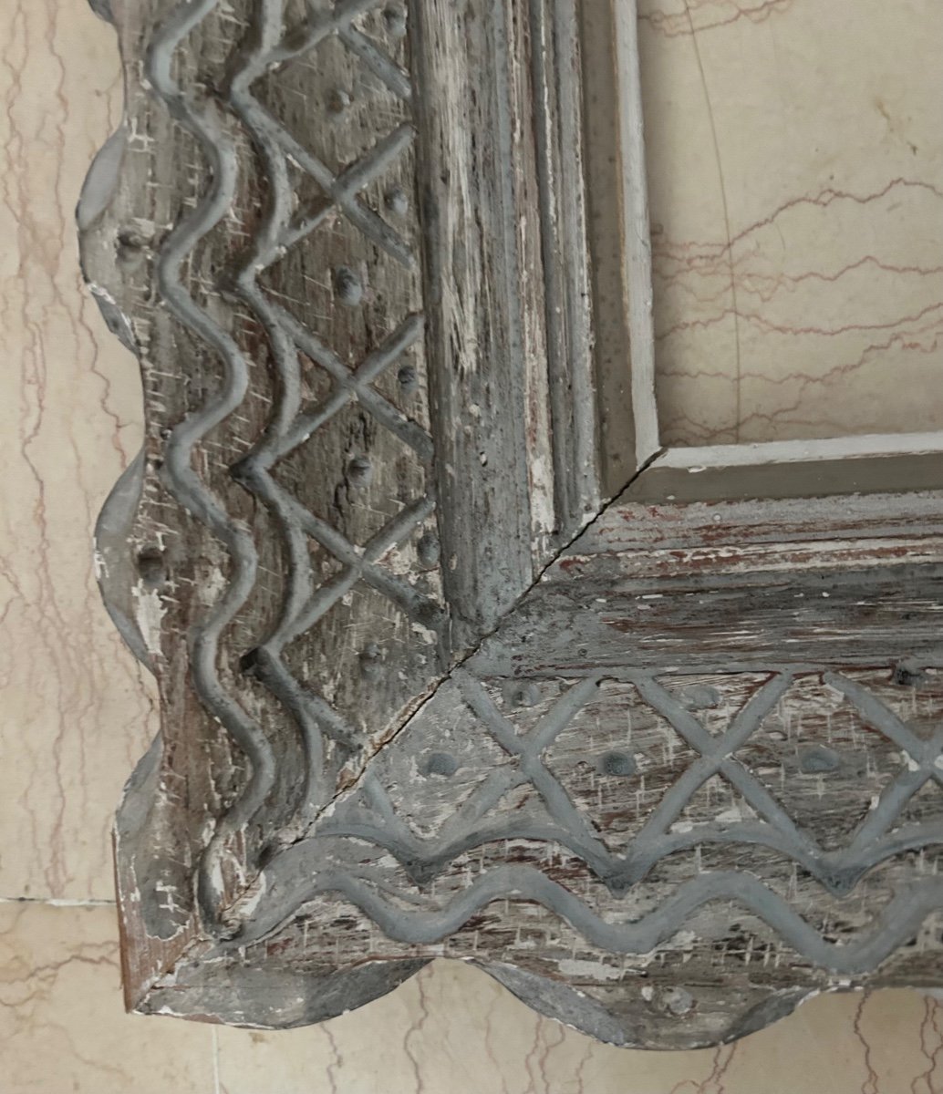 Montparnasse Frame In Carved Wood With Gray White Patina Signed E.bouche-photo-2