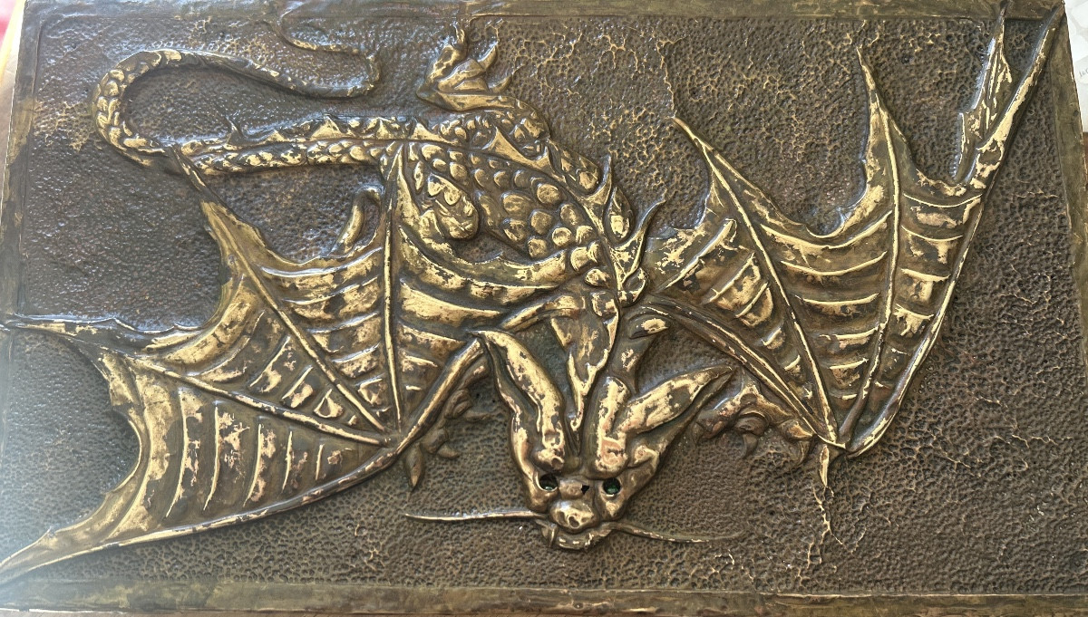 Coffret en cuivre repoussé jungendstil décor chauve souris ailes déployées 