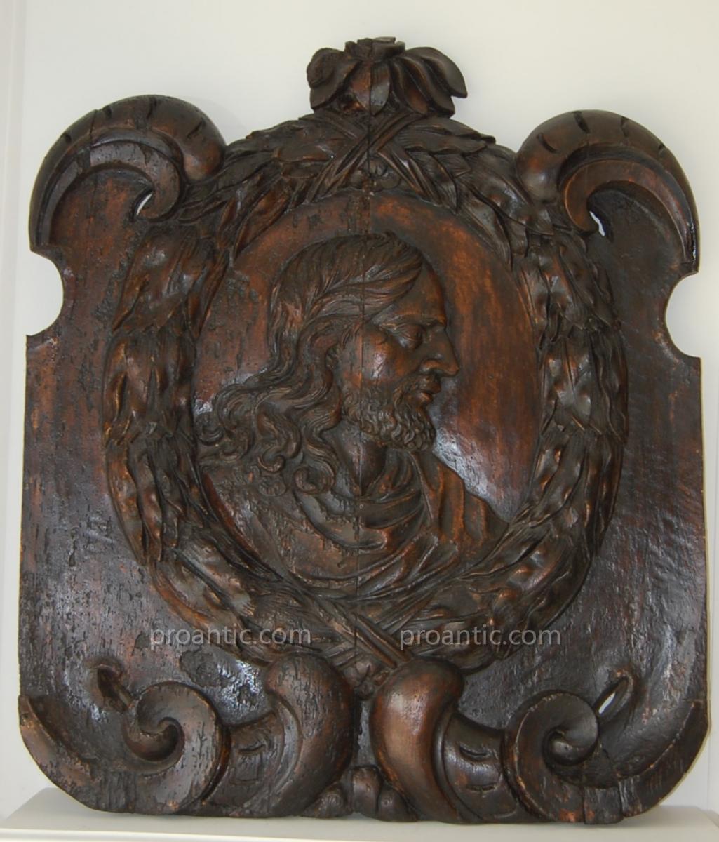 Grand Portrait Medallion In Natural Wood Carved Seventeenth Time