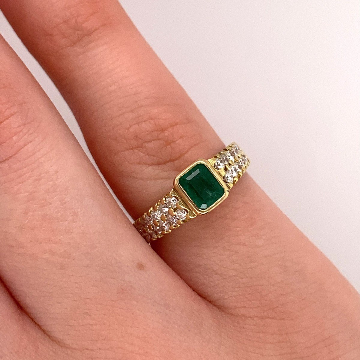  18k Yellow Gold Emerald Solitaire Ring Set With 0.35 Ct Natural Round Diamonds-photo-3