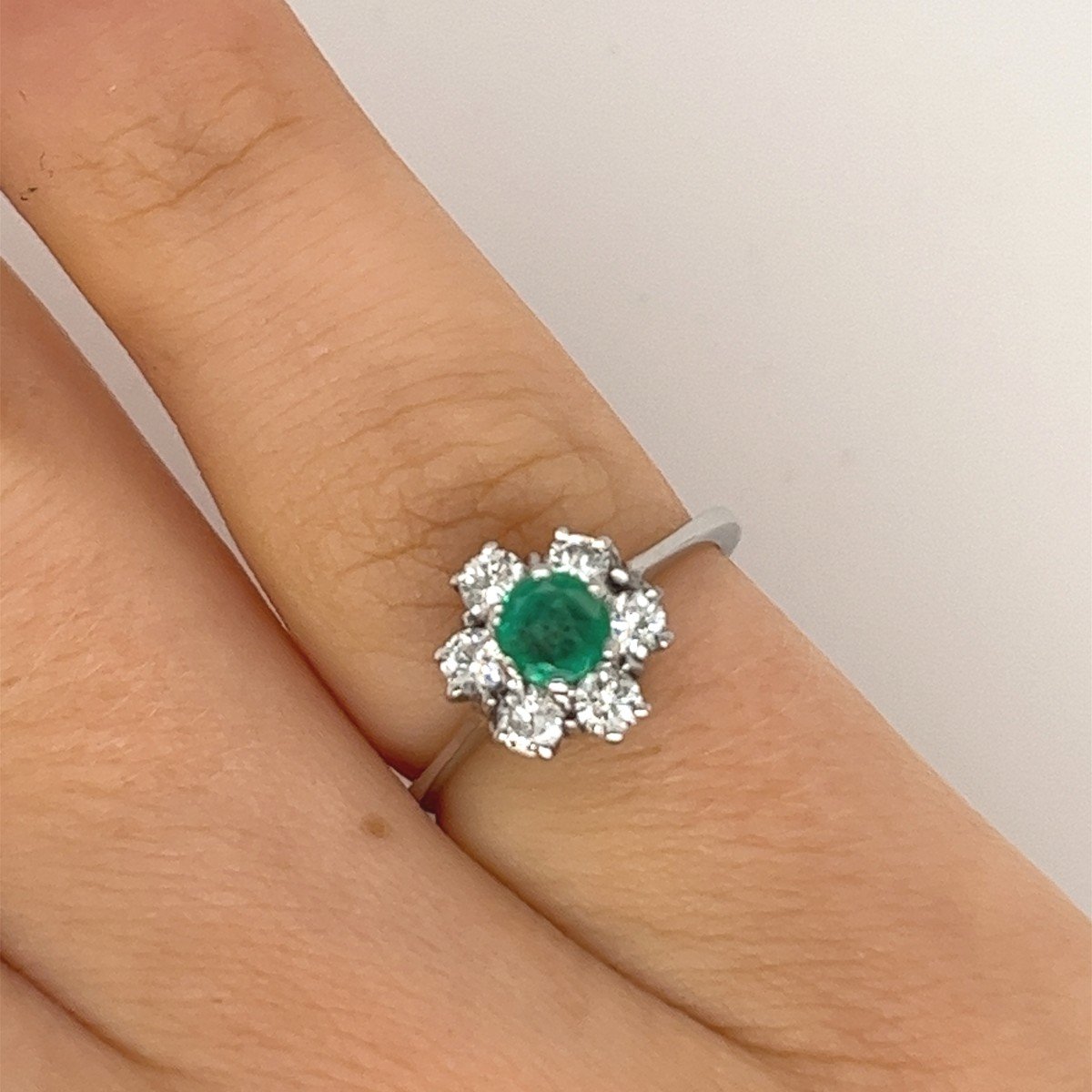 Bague En Or Blanc 18 Carats émeraude Et Diamant-photo-6