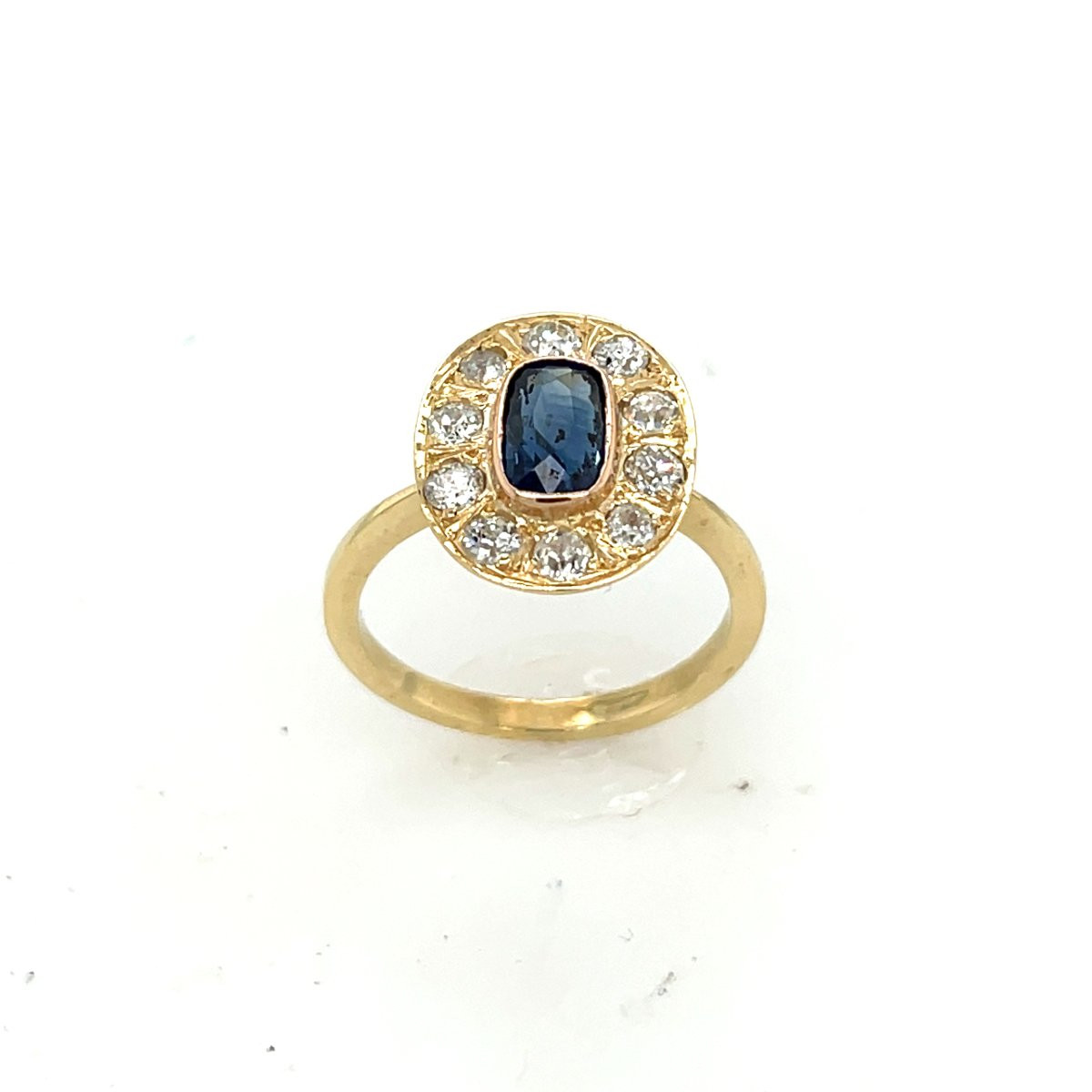 18k Yellow Gold Ring Set With Sapphire And 10 Round Diamonds.-photo-2